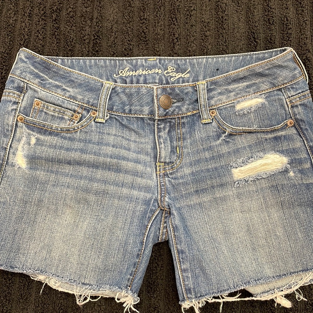 AMERICAN EAGLE DISTRESSED SHORTS